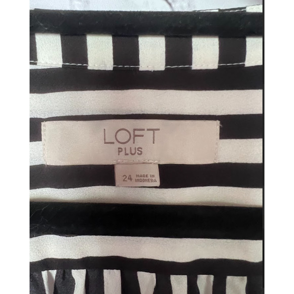 Loft Plus Women's Black and White Striped Blouse Size 24 - Picture 2 of 3
